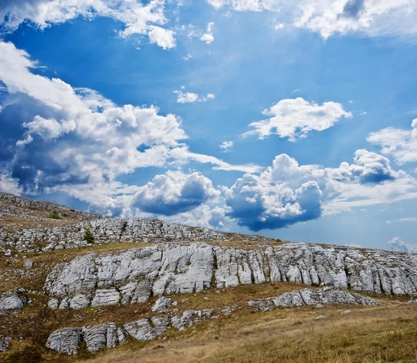 푸른 하늘 아래 산 절벽 — 스톡 사진