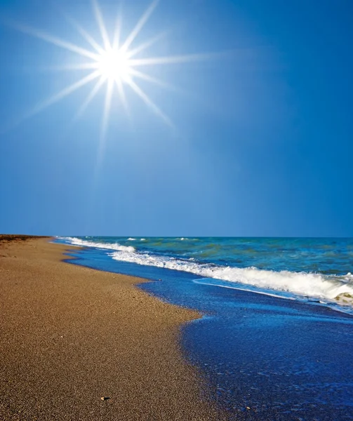 Meeresküste an einem heißen Sommertag — Stockfoto