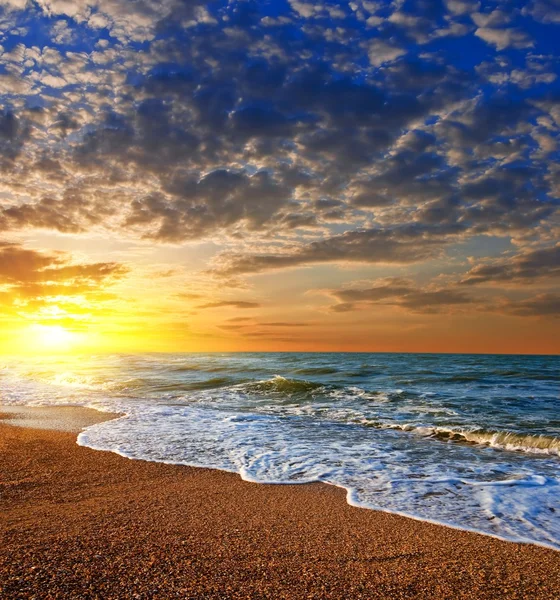 Dramatischer Sonnenuntergang an einer Meeresküste — Stockfoto