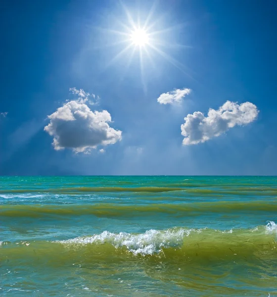 Морские волны под сияющим солнцем — стоковое фото
