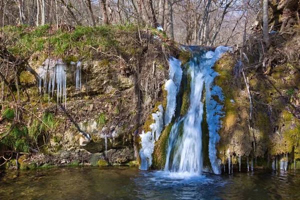 Beautiful spring waterfall — Stockfoto