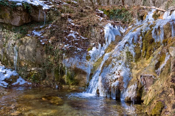 Wiosna wodospad z sople — Zdjęcie stockowe
