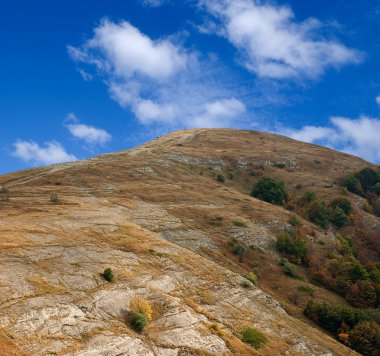 Ocak ızgarası hill mavi gökyüzü altında