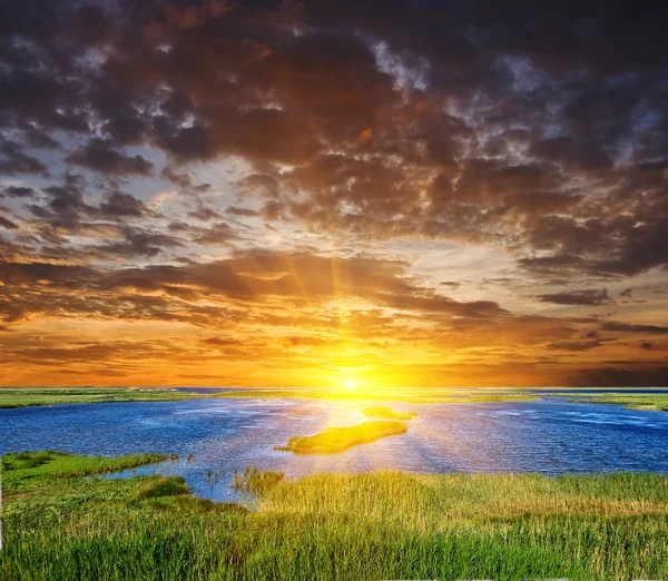 Majestoso pôr do sol em um lago de verão — Fotografia de Stock