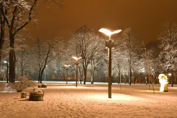 Piazza di città di notte da un inverno — Foto Stock