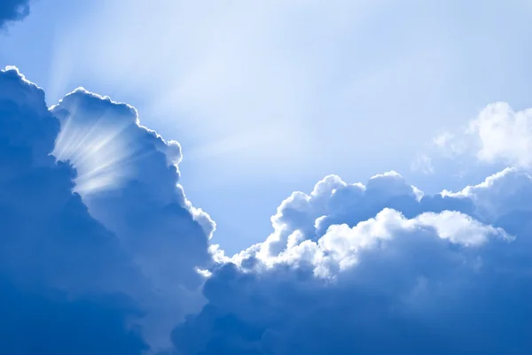 Rayons solaires poussant à travers des nuages denses — Photo