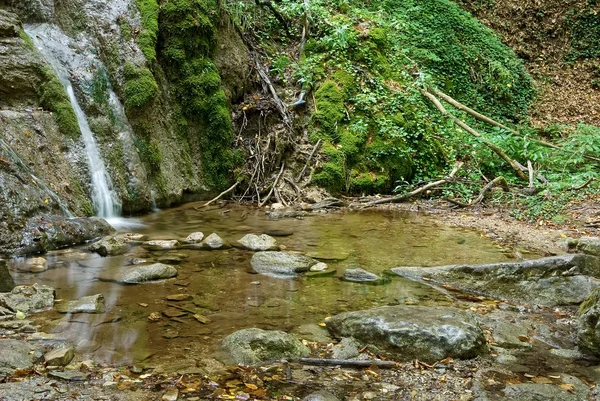 Kis vízesés a hegyekben folyó — Stock Fotó