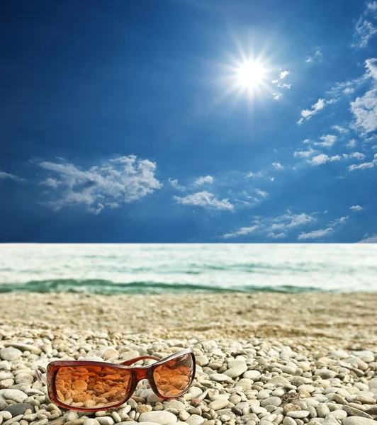 Okulary przeciwsłoneczne na seashore — Zdjęcie stockowe
