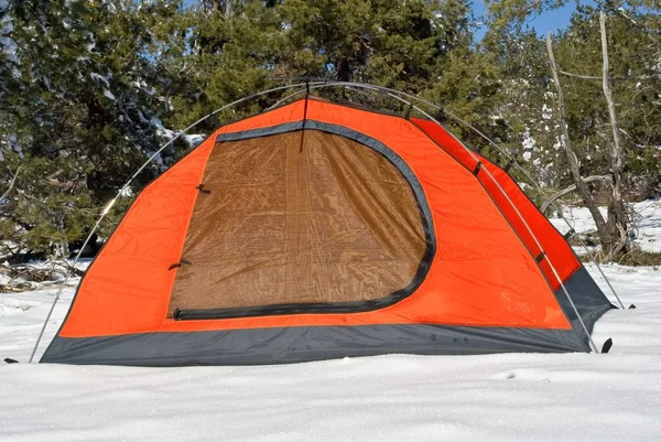 Красная туристическая палатка в снегу — стоковое фото