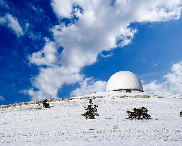 Observatoire astronomique de montagne en hiver — Photo