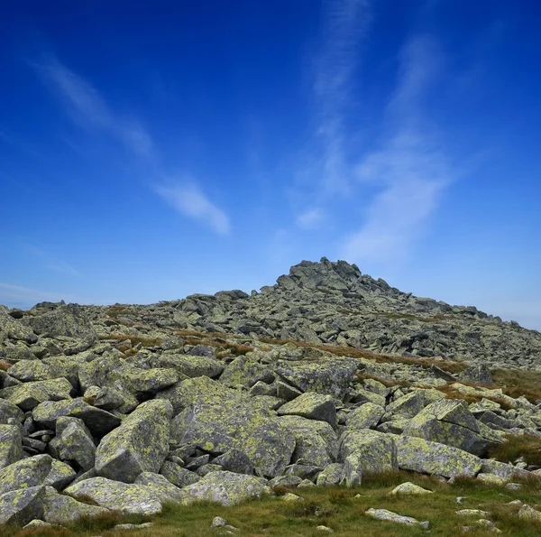 Bergets topp på en blå himmel bakgrund — Stockfoto
