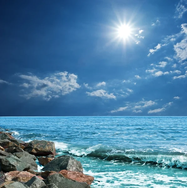 Funkelnde Sonne über einer Meeresküste — Stockfoto