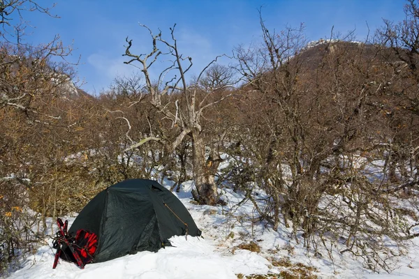 Touristisches Zelt im Wintergebirge — Stockfoto