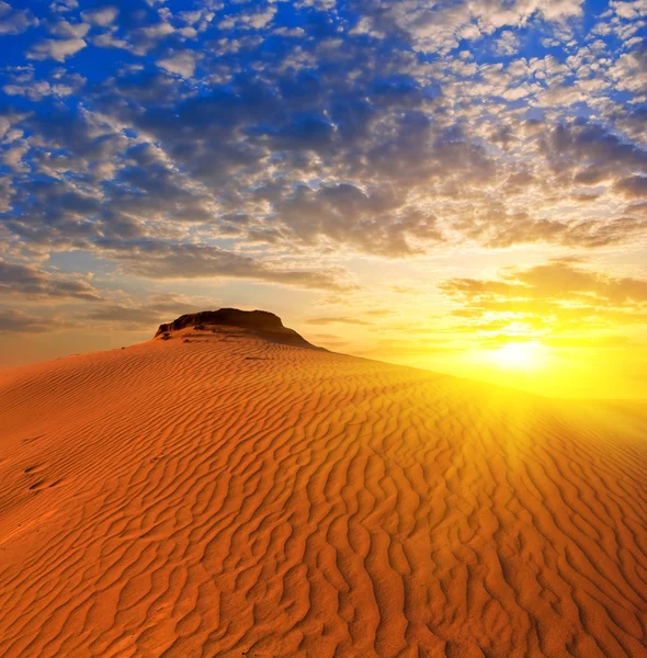 Драматический закат в песчаной пустыне — стоковое фото