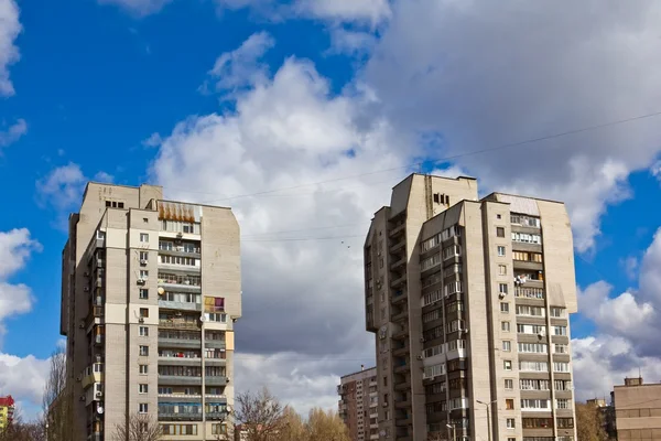 Zwei hohe Gebäude an einem sonnigen Tag — Stockfoto