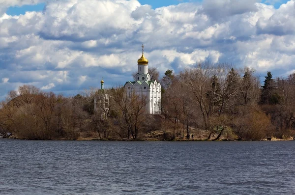 Iglesia cristiana en la costa de un río —  Fotos de Stock
