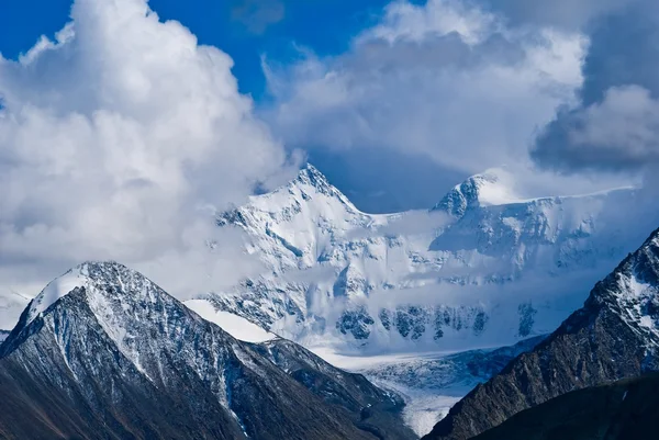 Гора Белуха в облаках — стоковое фото