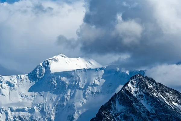 Sommet de montagne et nuages denses, altaï russie — Photo