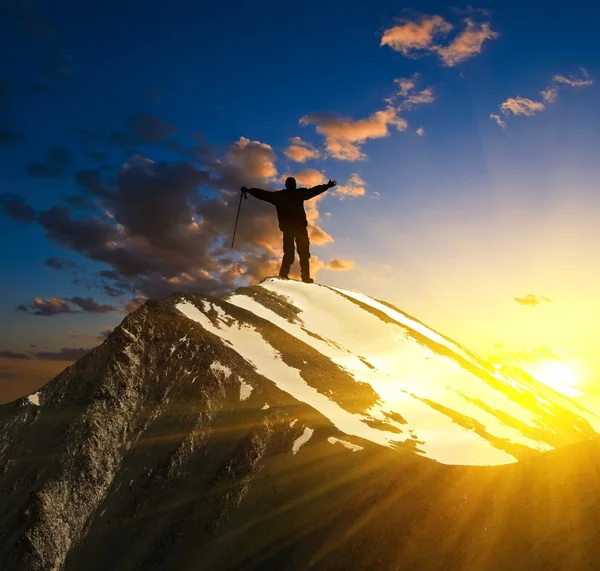 Wandelaar silhouet verblijf op een bergtop — Stockfoto