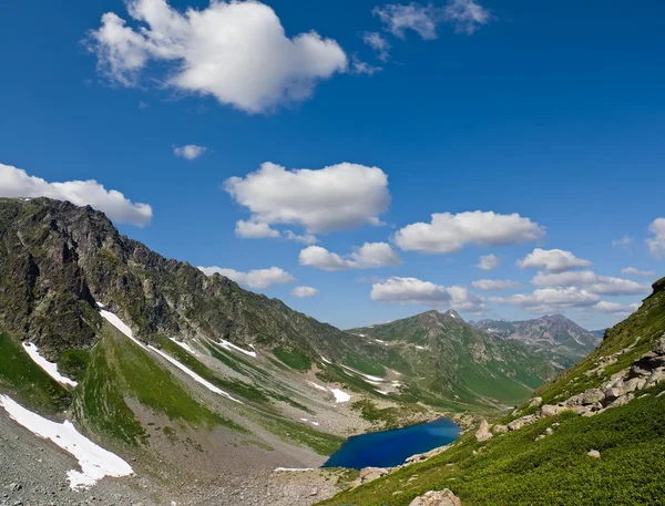 Modré jezero v zelené kavkazské horské údolí — Stock fotografie