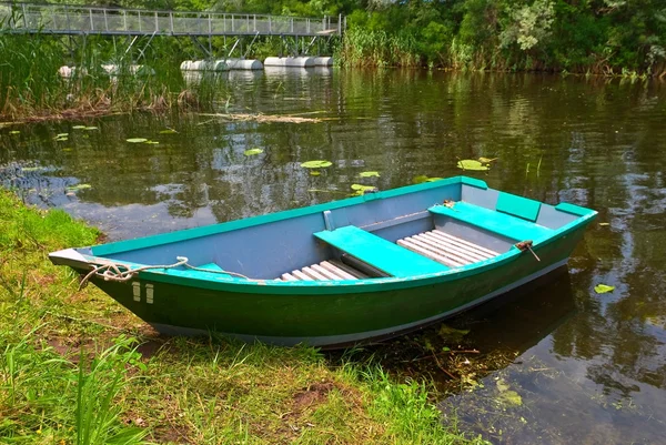 Kleines elegantes Boot auf einem sommerlichen Fluss — Stockfoto