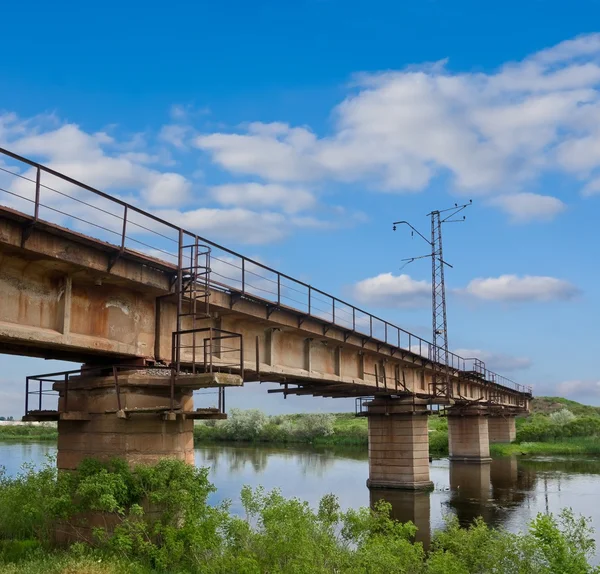 Brücke über einen Fluss — Stockfoto