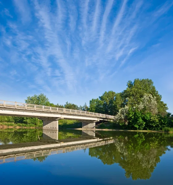 Steinbrücke auf einem Fluss — Stockfoto