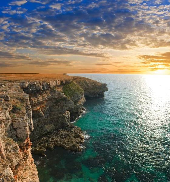 Costa do mar rochosa ao pôr do sol — Fotografia de Stock