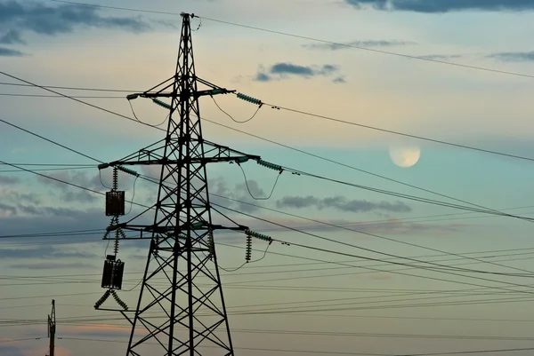 Elektrické energie věž na pozadí oblohy — Stock fotografie