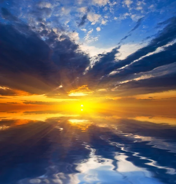 Pôr do sol dramático sobre um lago — Fotografia de Stock