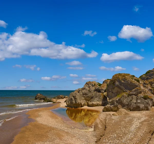Lato wybrzeże Morza z kamieni — Zdjęcie stockowe