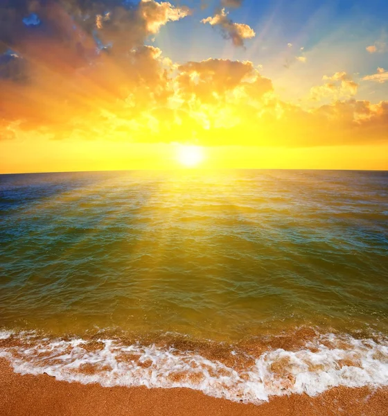 Sonnenuntergang auf einem Sommermeer — Stockfoto
