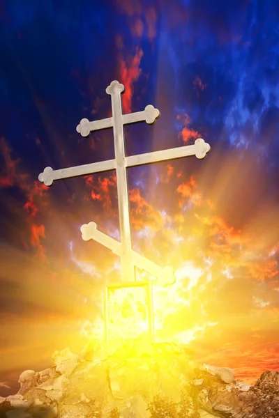 Christelijke kruis op een dramatische zonsondergang achtergrond — Stockfoto