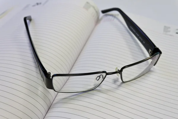 ノートブックの眼鏡 — ストック写真