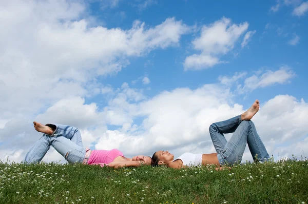 Çimlerde oturan kızlar — Stok fotoğraf