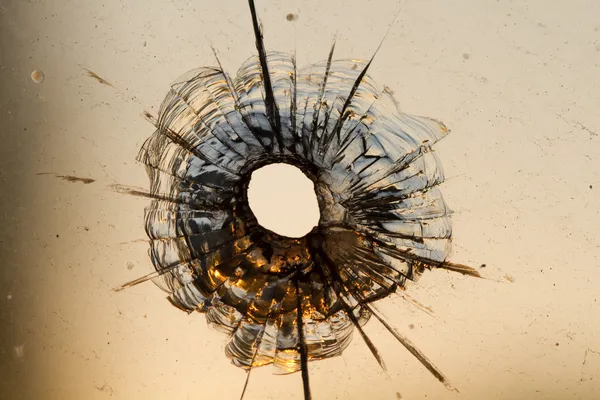ウィンドウに銃弾の穴 — ストック写真
