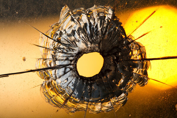 Пулевое отверстие в окне
