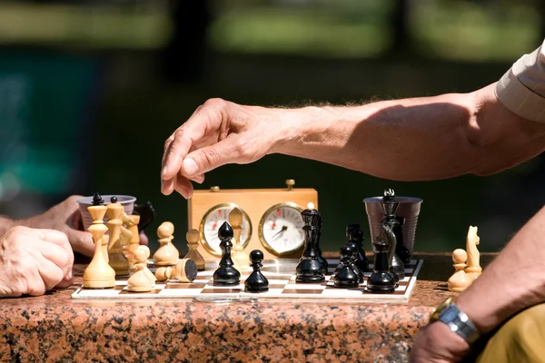 Quadro de xadrez e mãos — Fotografia de Stock
