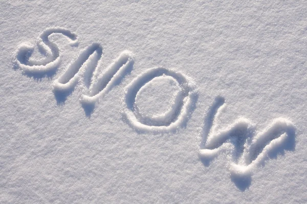 Текст SNOW на снігу — стокове фото