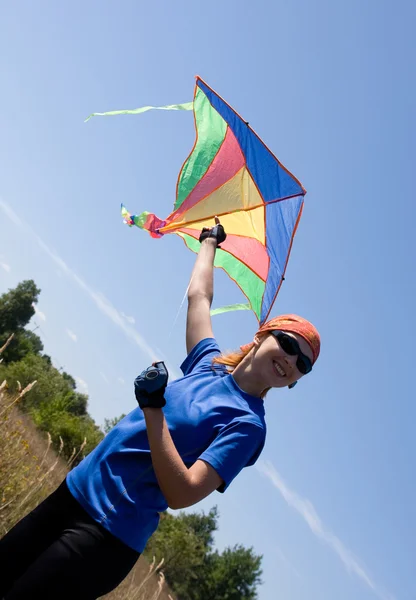 Szczęśliwa dziewczyna latający latawiec — Zdjęcie stockowe