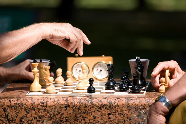 Männer spielen Schach — Stockfoto