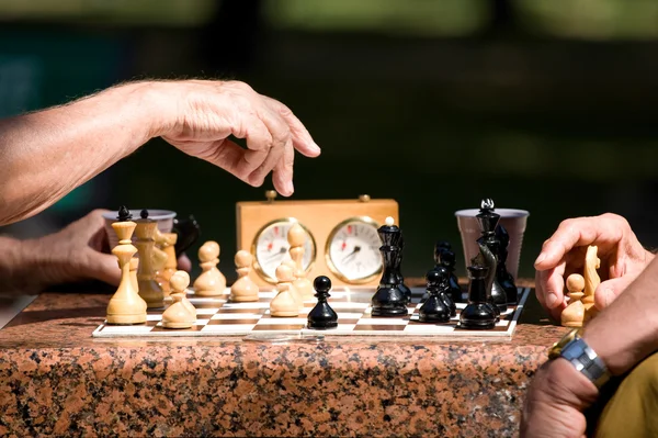 Mannen spelen schaak — Stockfoto