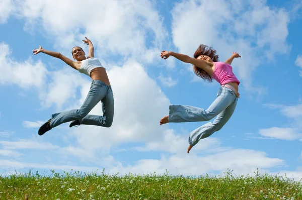 Прыгающие девушки — стоковое фото