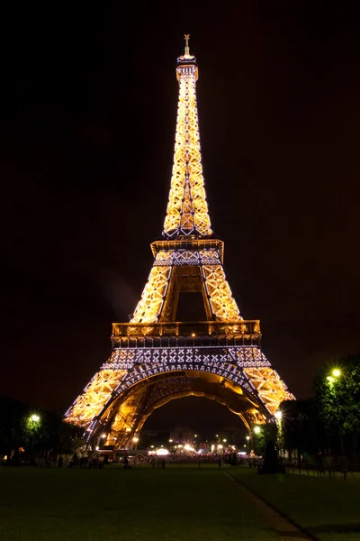 De Eiffeltoren nachts — Stockfoto