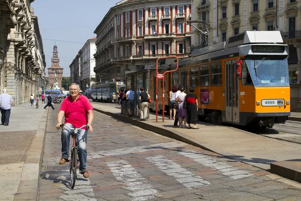 Man goes by bicycle in Milan — Stock Photo, Image