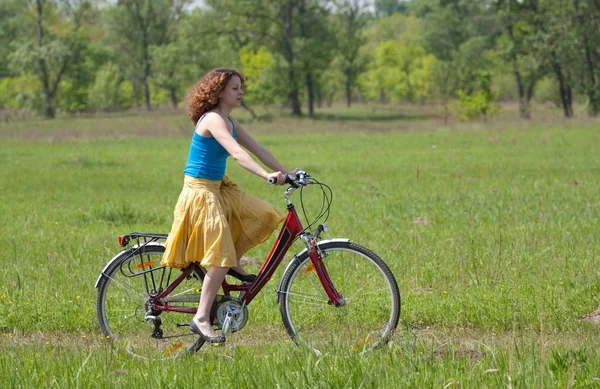 Lány megy kerékpáros — Stock Fotó