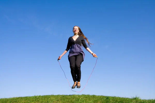 Chica con saltar la cuerda —  Fotos de Stock