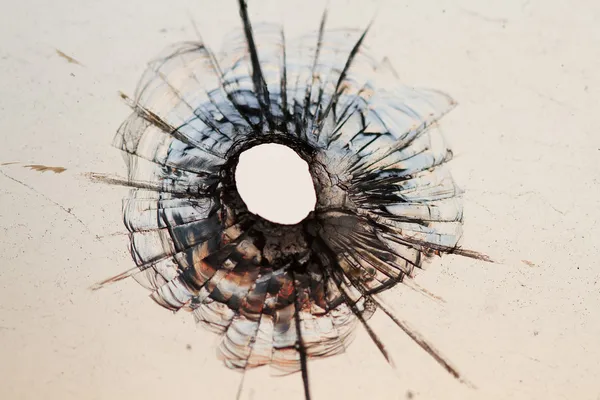 Bullet hole in venster — Stockfoto