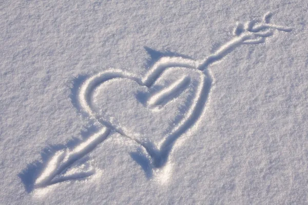 在雪地上的心 — 图库照片