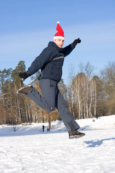 Hombre saltando en invierno — Foto de Stock